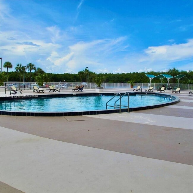 Building Photo - 400 Kings Point Dr