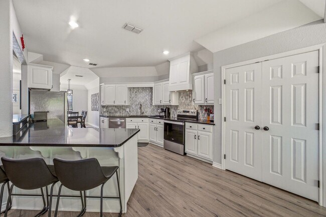 Building Photo - Beautiful large 3 bedroom home
