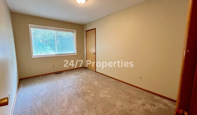 Building Photo - Spacious 4BD I 2BA Home w/ Separate Living...