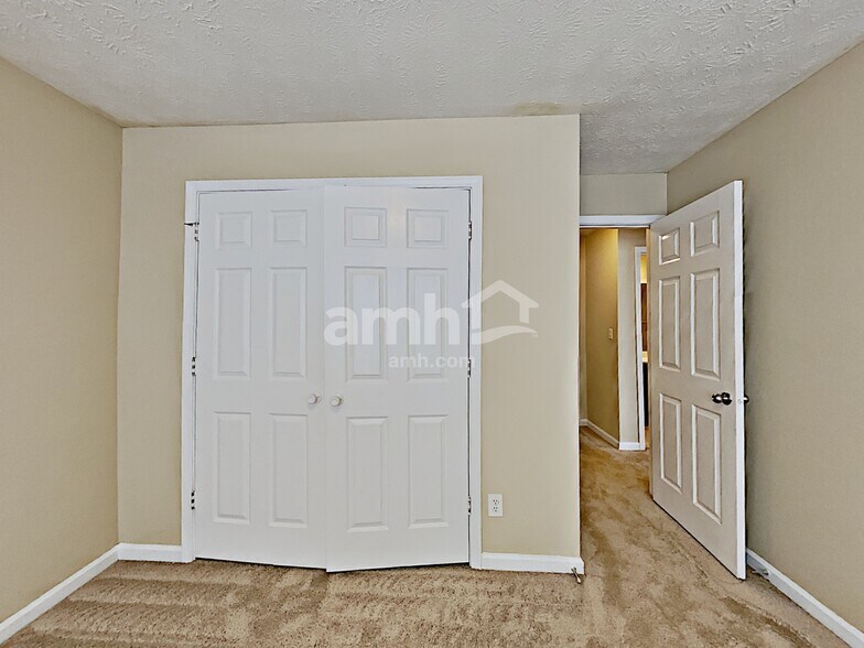 Building Photo - 2044 Lakeland Dr