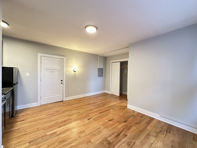 Building Photo - 4550 N Paulina St