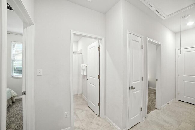 Building Photo - 324 Mountain Valley St