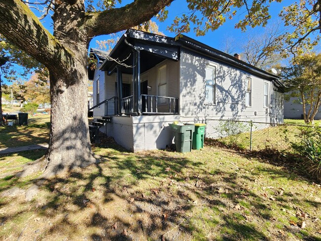 Building Photo - 923 Abigail St