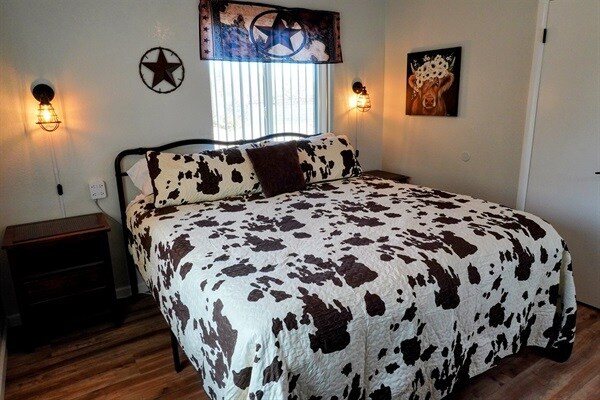 Building Photo - 7265 N Bridle Path