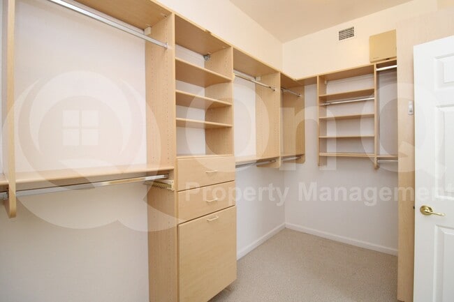 Building Photo - 902 E Desert Flower Ln