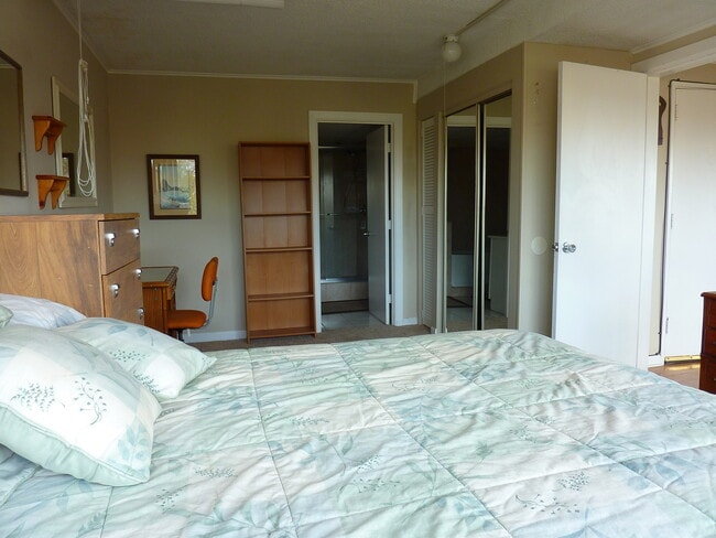 Building Photo - 1BR/1BA Penthouse Condo | University Tower...
