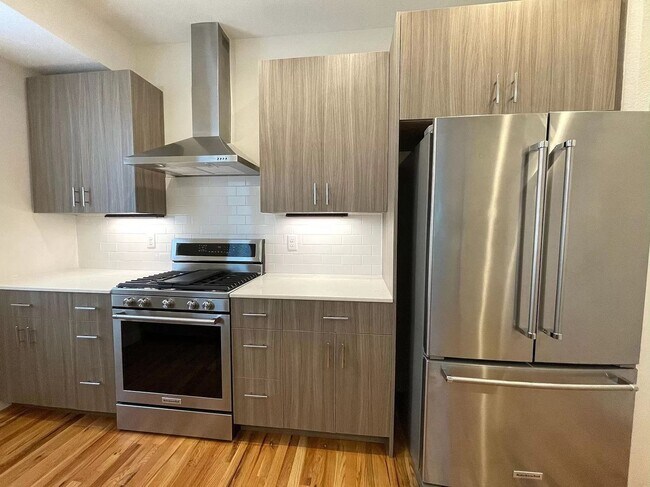 Building Photo - 2 Bedroom 2 Full Bathrooms and 2 Half Bath...