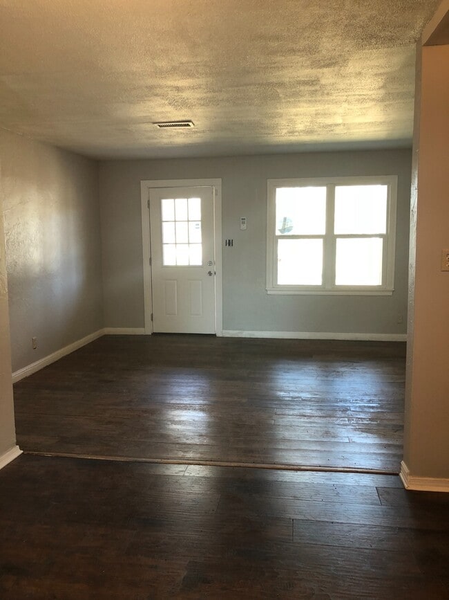 Building Photo - 3 Bedrooms 2 Baths 1 Car Garage Walking Di...