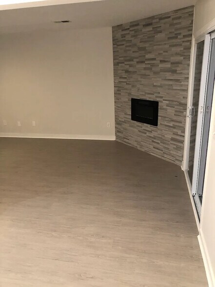 Building Photo - Room in Townhome on Pine Tree Trail