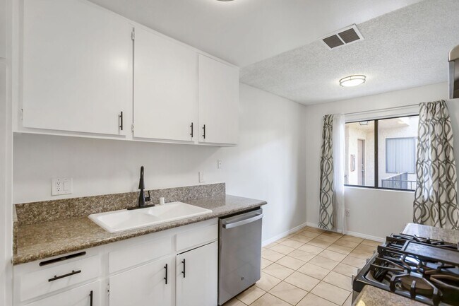 Building Photo - Chatsworth Rent This Now