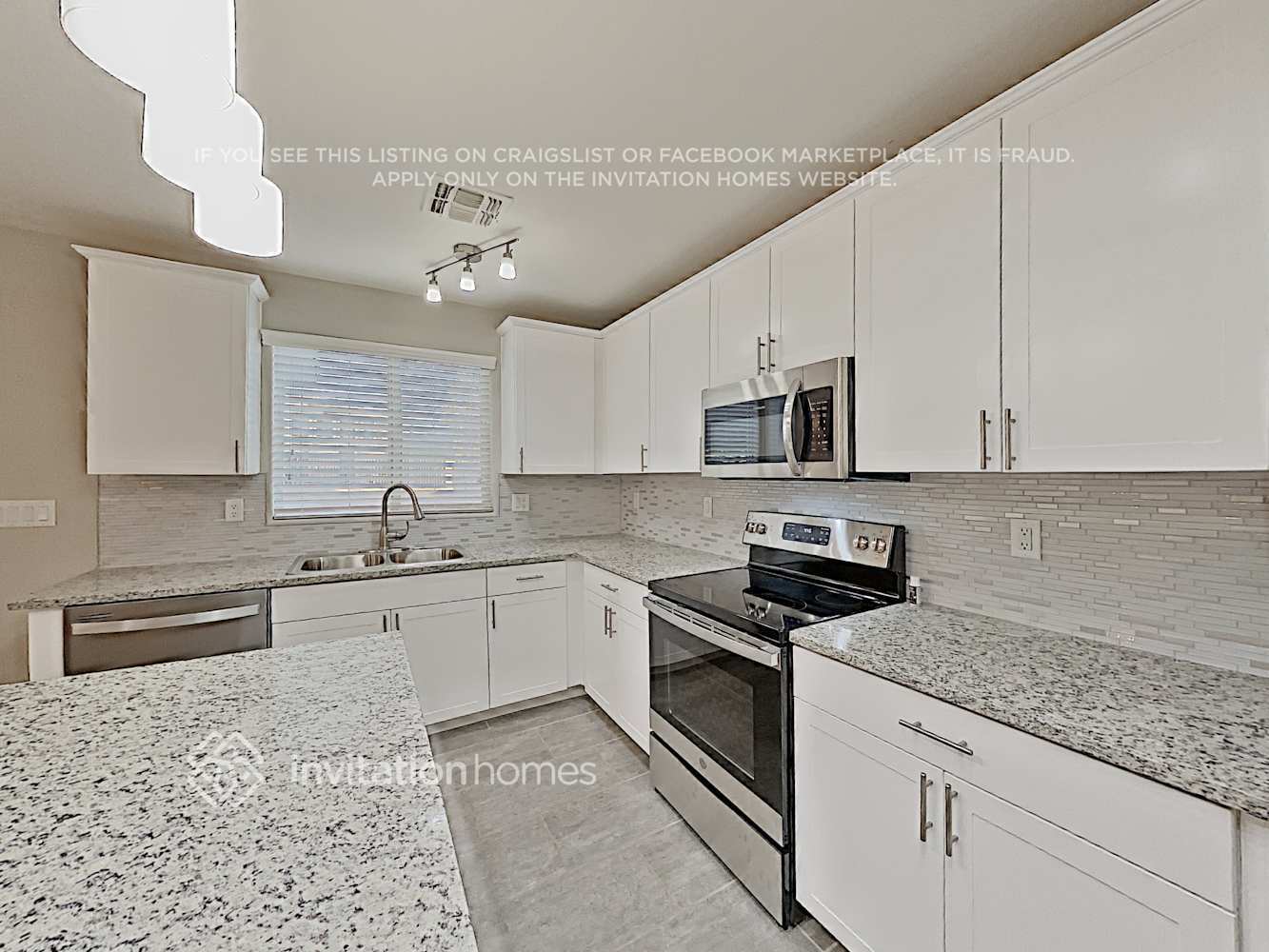Building Photo - 894 E Daniella Dr