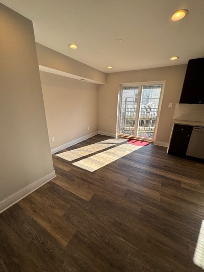 Building Photo - Beauty in Marconi Park West 3 Beds finishe...