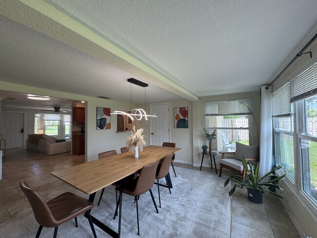 Building Photo - 345 Hillview Rd