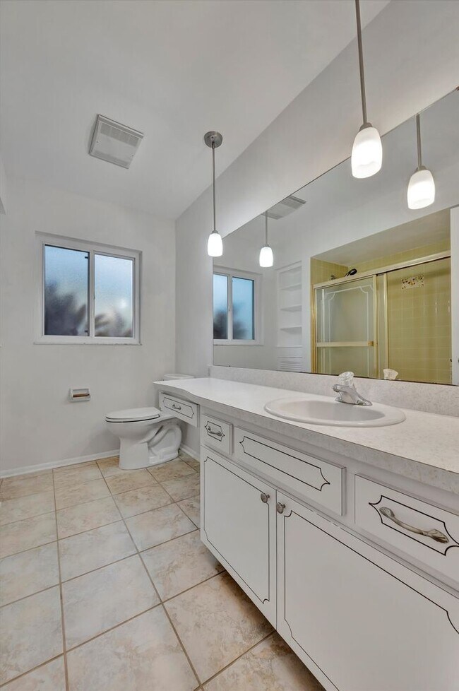 Building Photo - Beautiful 3-Bed / 2 Bath Pool Home in Sara...