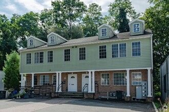 Building Photo - 38 Manorhaven Blvd