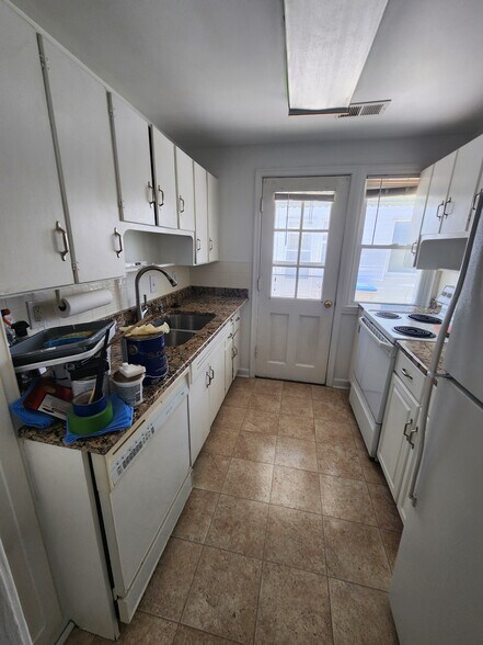 Kitchen - 505 E 28th Ave