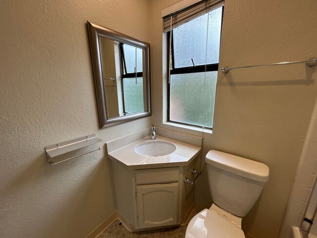 Building Photo - Large, 2 BR / 2 BA with Cathedral Ceilings, Washer and Dryer!