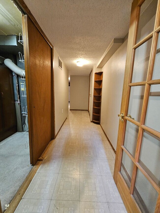 Building Photo - Virginia Village 4 Bed 3 Baths Large Yard Attached Garage Super Spacious!