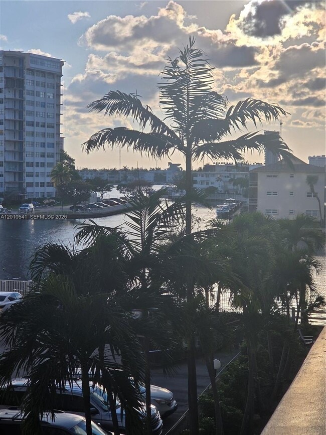 Building Photo - 1817 S Ocean Dr