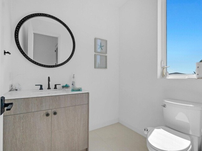 Building Photo - 317 E Seaview Cir