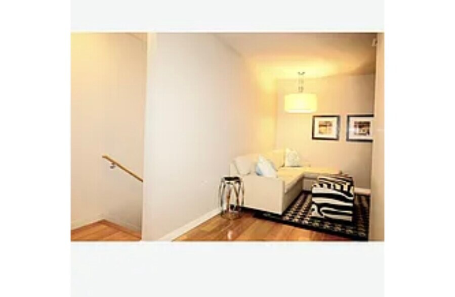 Building Photo - 1900 S River Dr