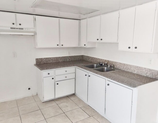 Building Photo - HIVE SUMMER MOVE-IN SPECIAL: DOWNSTAIRS CONDO | RECENLY REHABBED 2 BEDROOM 1 BATH | ACROSS FROM C...