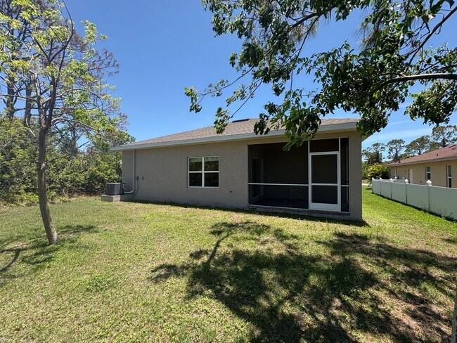 Building Photo - 3 Bed, 2 Bath Home with Screened Lanai & S...