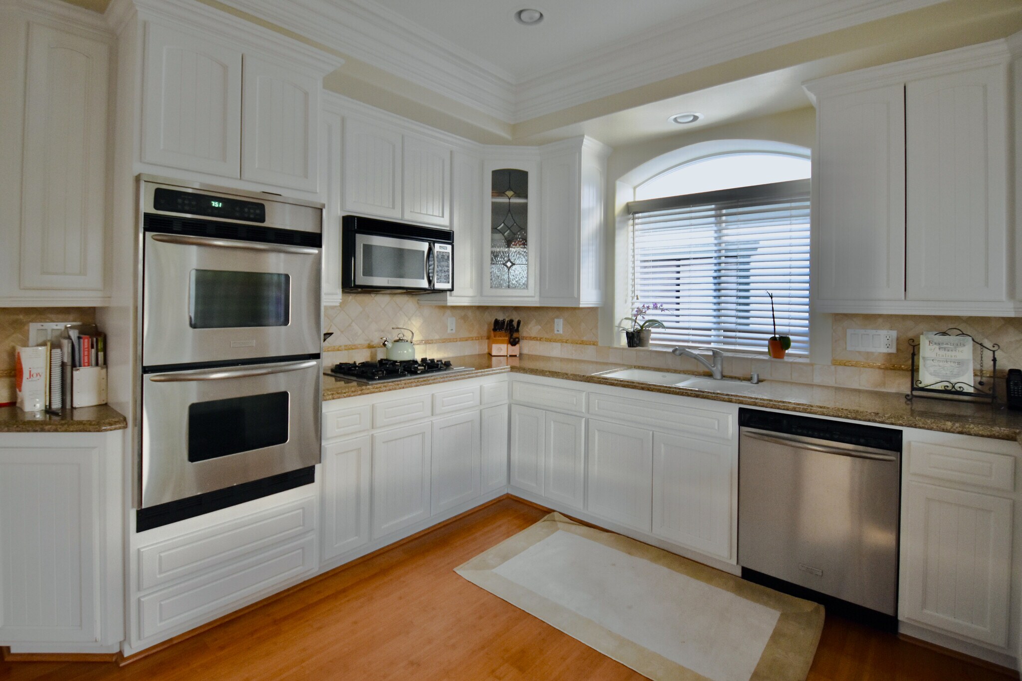 Kitchen - Ample storage space - 2212 Marshallfield Ln