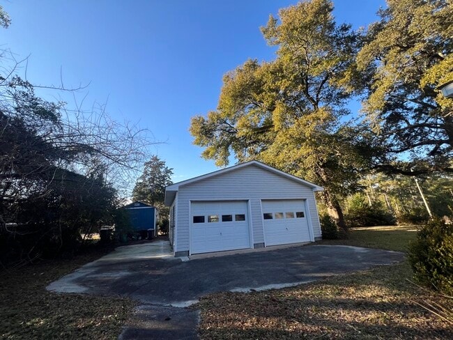 Building Photo - Peden Point/Mrytle Grove/Masonboro Loop South Wilmington 2 garage garage! Oak Trees! Covered Porch!