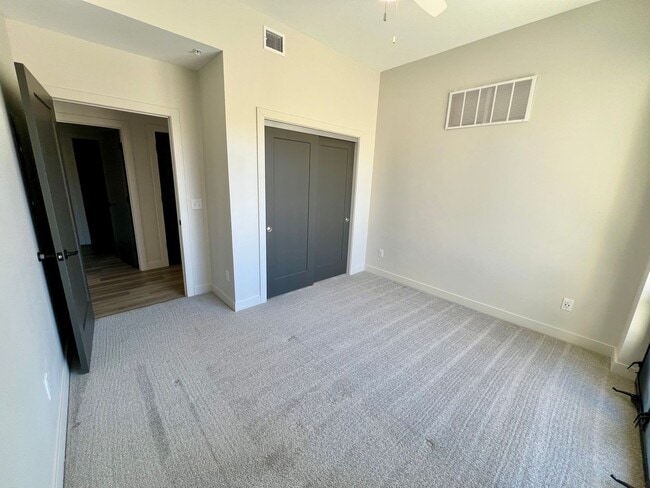 Building Photo - Modern Executive Level Condo near Colbert Hills Golf Course