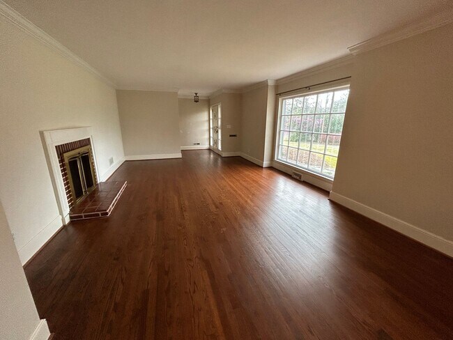 Building Photo - Charming 3/2 House in College Heights- $2,095