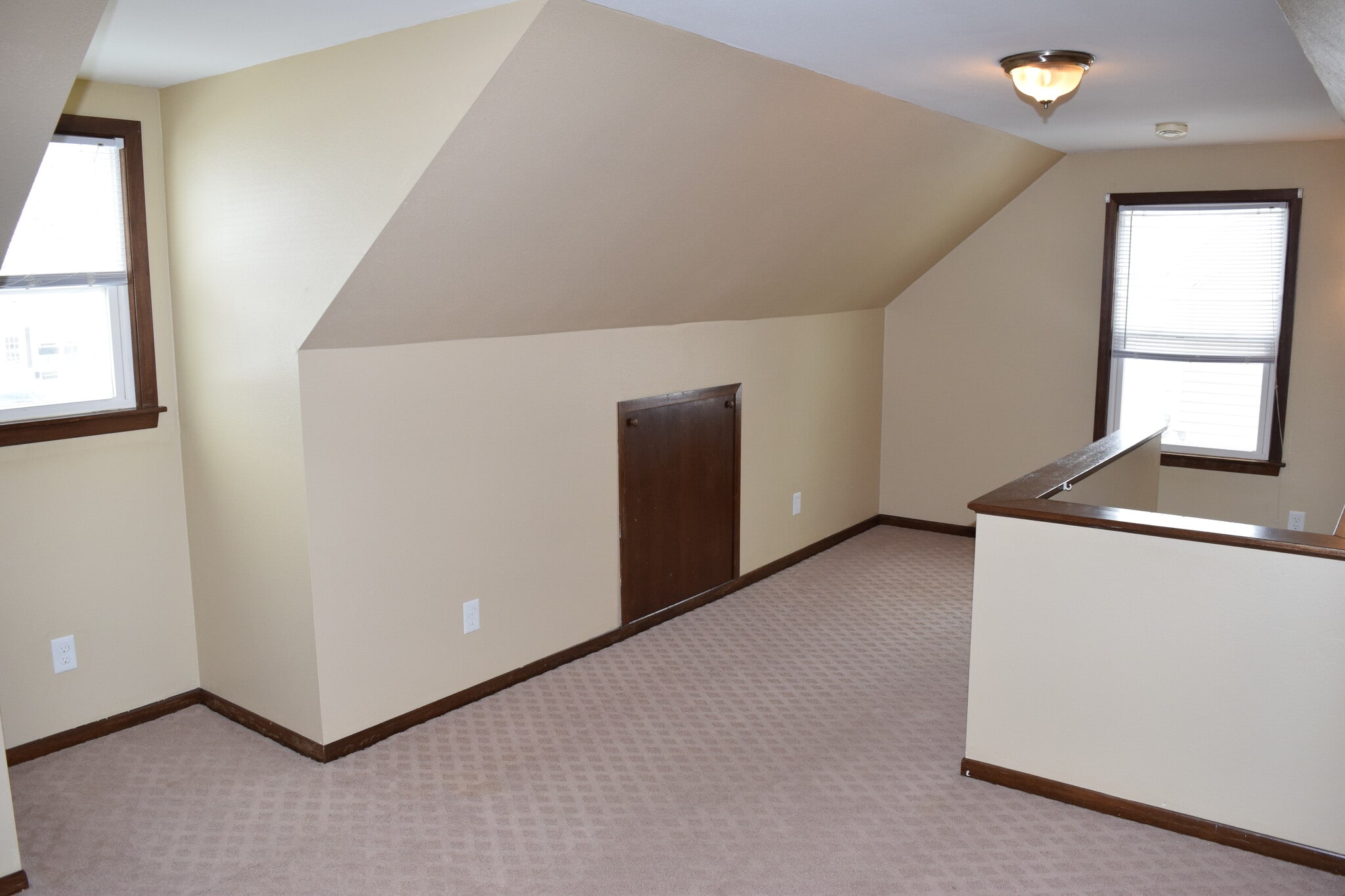 Upstairs - 423 32nd St NE