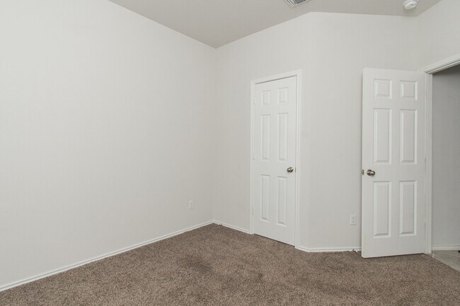 Building Photo - 9019 Stonehollow
