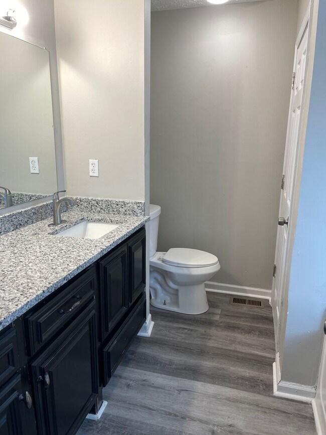 Building Photo - Split level home