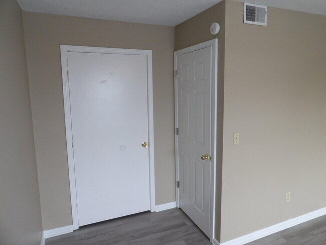 Building Photo - 140 Landings Dr