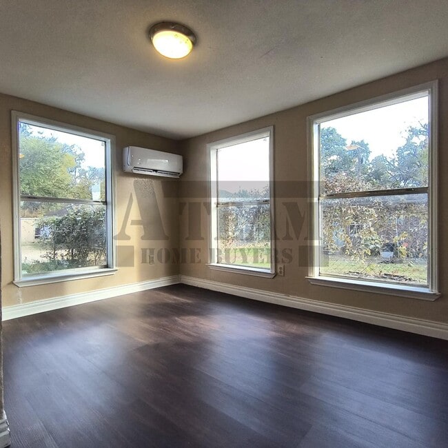 Building Photo - House For Rent