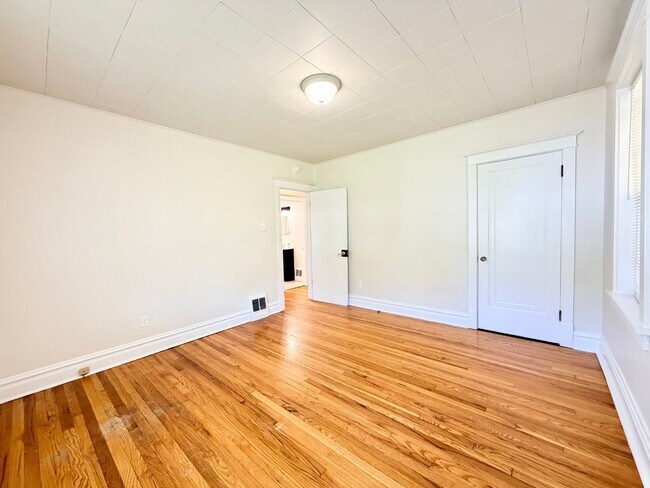 Building Photo - 5837 Hampton Ave