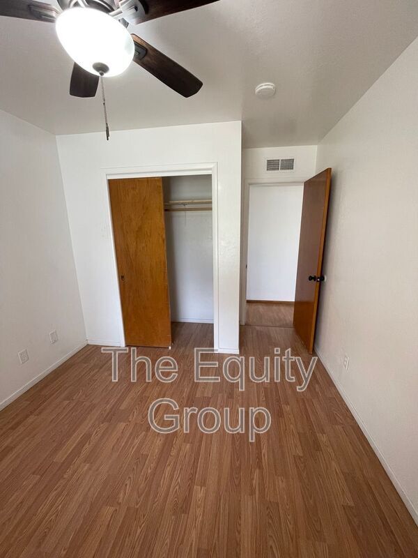 Building Photo - 856 W Chestnut St