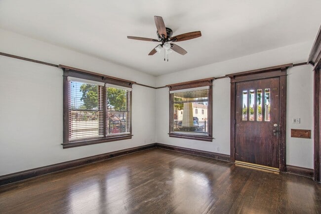 Building Photo - Charming craftsman home located in the hig...