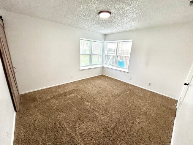 Building Photo - *COMING SOON* 3BR/2BA with Fireplace & 2-Car Garage!