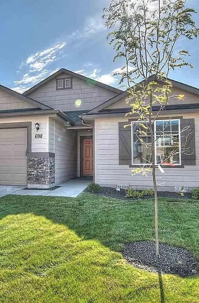 Building Photo - Comfortable Living in a Beautiful, Well-Kept Home