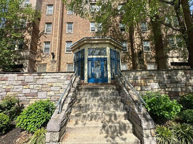 Building Photo - 2809 W Queen Ln