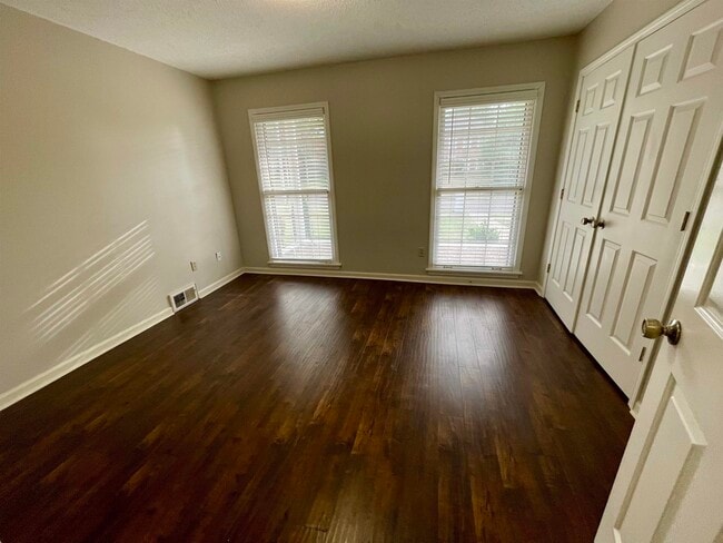 Building Photo - 2420 Stratfield Dr