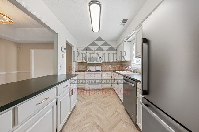 Building Photo - 5702 Stoneridge Dr