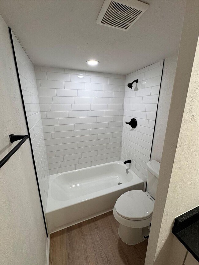 Building Photo - Great Oak Lawn Location!