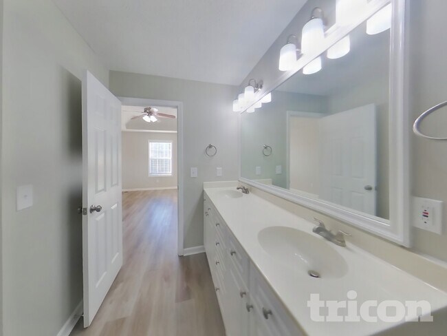 Building Photo - 121 Willowleaf Ln