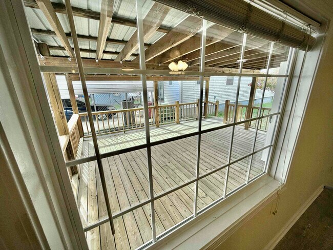 Building Photo - 73 Dan St