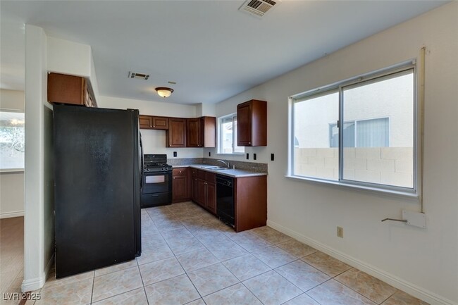 Building Photo - 5034 Lark Canyon Ct