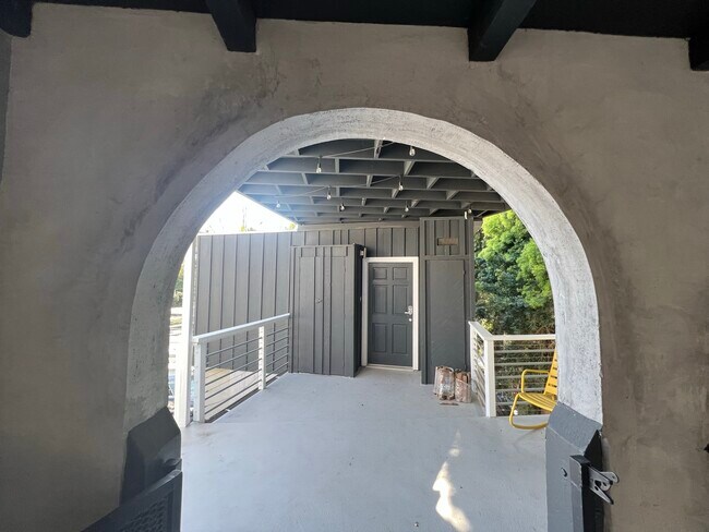 Building Photo - 6121 Glen Holly St