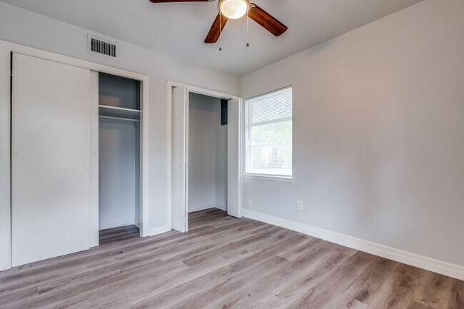 Building Photo - 10637 Dunaway Dr